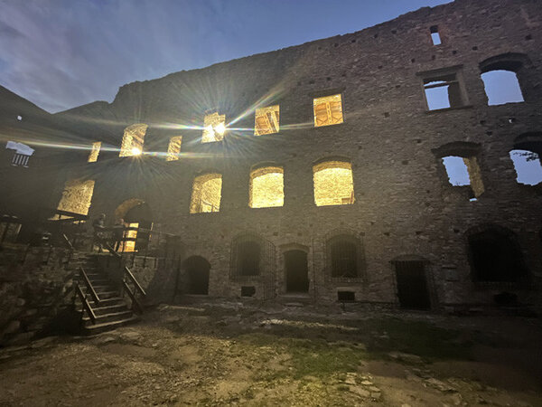 Pohled na osvětlený hrad