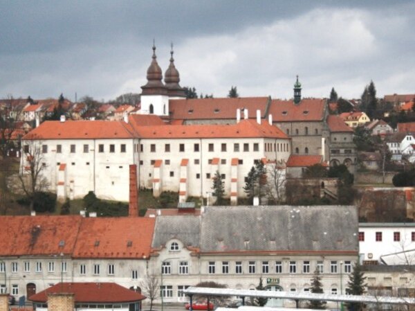 Celkový pohled na klášterní část zámku, která patří Kraji Vysočina. Sídlí v něm Muzeum Vysočiny Třebíč. 