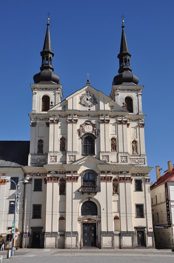 Kostel sv. Ignáce z Loyoly stojí v severním rohu Masarykova náměstí.