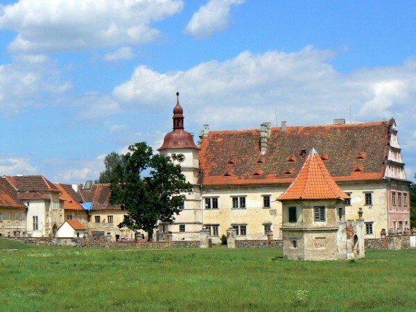 Zámek Červené Poříčí se postupně opravuje od roku 1997, kdy ho převzal do své správy Národní památkový ústav.