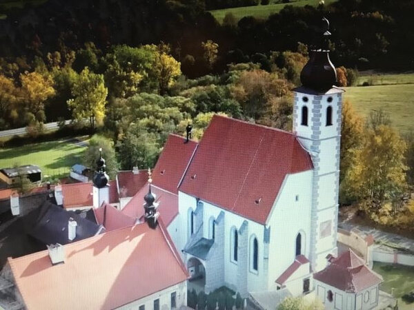 Kostel Nanebevzetí Panny Marie je dominantou obce Kájov.
