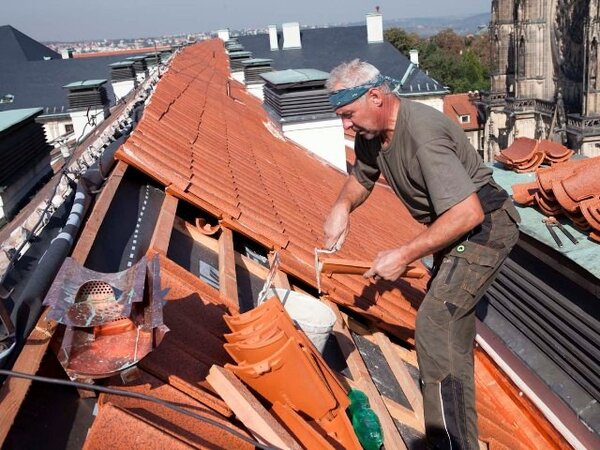 Střechy Nového paláce Pražského hradu kryjí tašky společnosti Tondach. Uzavření hřebene střechy patří k náročnějším pracím. 