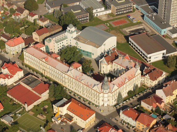 Obnova památkově chráněné budovy nymburského gymnázia vyjde na více než devět milionů korun.