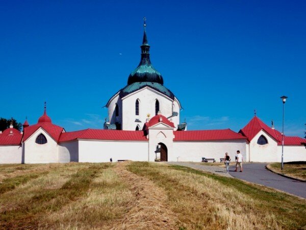 Kostel sv. Jana Nepomuckého na Zelené hoře je vrcholným dílem barokní gotiky architekta Jana Blažeje Santiniho-Aichela.