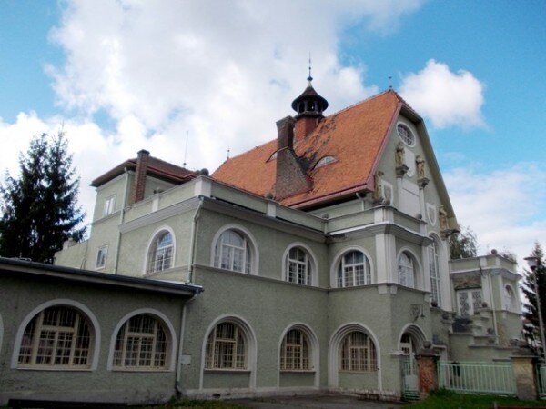 Střelecký dům v Krnově navrhl krnovský rodák architekt Leopold Bauer.