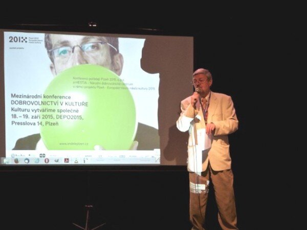 Jiří Tošner z organizace Hestia – Národního dobrovolnického centra na plzeňské konferenci hovoří o významu dobrovolnictví.