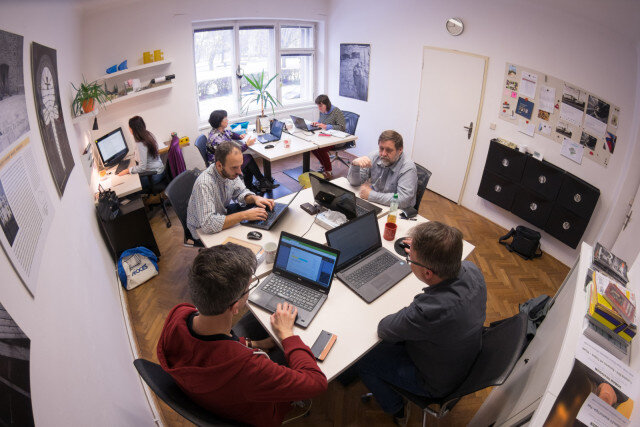 Při pravidelných poradách v redakci často společně diskutujeme. Týmová práce je pro nás důležitá.