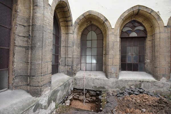 Celkový pohled na jednu z archeologických sond v rajském dvoře bývalého augustiniánského kláštera ve Fulneku
