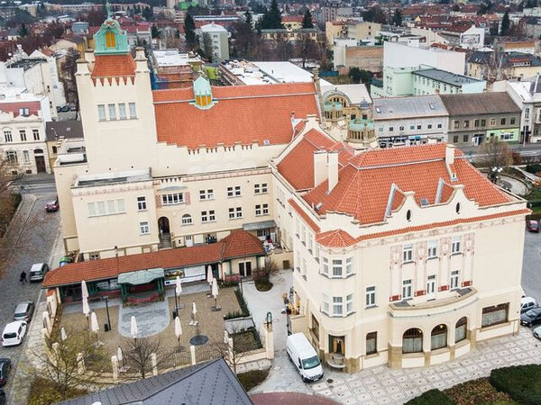 Celkový pohled na nové střechy Národního domu v Prostějově s Velkými prejzy značky Tondach