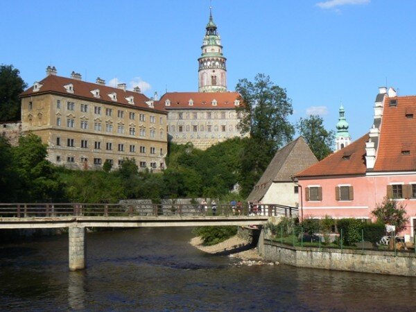 Lávka u mostu Na Plášti je důležitou spojnicí mezi historickým centrem města a zámkem.