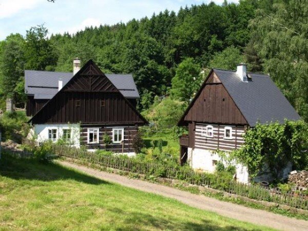Typickou ukázkou lidové architektury na Liberecku je Vacardův mlýn v Malé Skále.