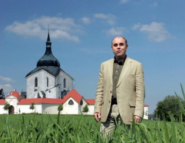 Celým cyklem třinácti dílů velmi přirozeně provází herec Miroslav Táborský. Na záběru před kostelem sv. Jana Nepomuckého na Zelené hoře.