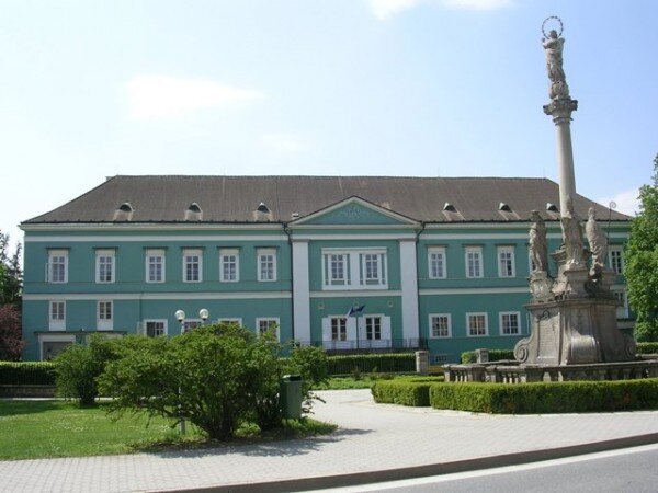 Výstava Tajemství zámeckých šaten na zámku v Dačicích představí originály historických oděvů z 18. až počátku 20 století. 