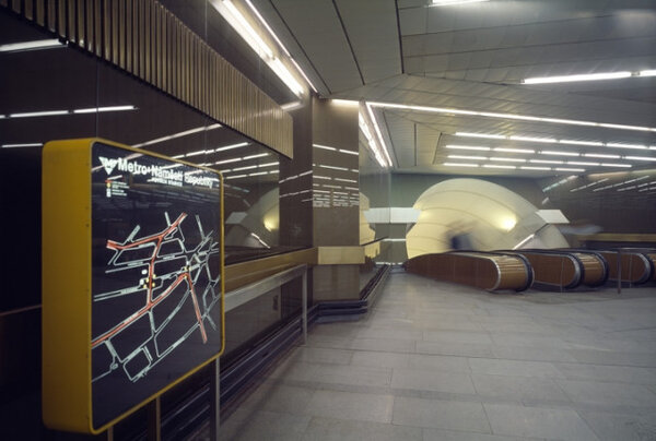 Stanice metra Náměstí Republiky, vestibul, foto 80. léta